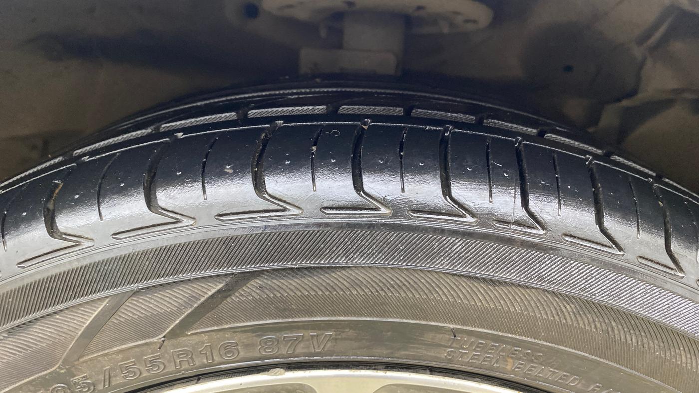 2022 Maruti Ciaz ALPHA  AT 1.5 SHVS PETROL, Petrol, Automatic, 57,495 km, Right Front Tyre Tread