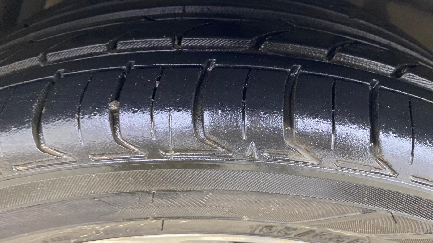 2022 Maruti Ciaz ALPHA  AT 1.5 SHVS PETROL, Petrol, Automatic, 57,495 km, Left Front Tyre Tread