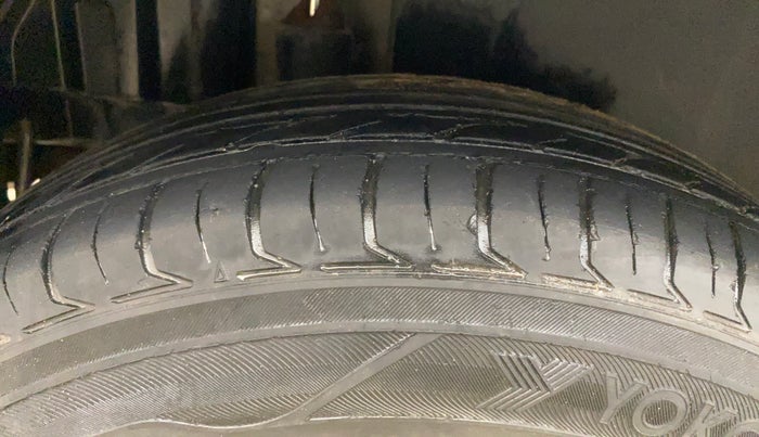 2013 Maruti Swift VXI, Petrol, Manual, 94,966 km, Right Rear Tyre Tread