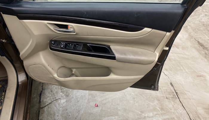 2016 Maruti Ciaz ZXI+, Petrol, Manual, 1,25,636 km, Driver Side Door Panels Control