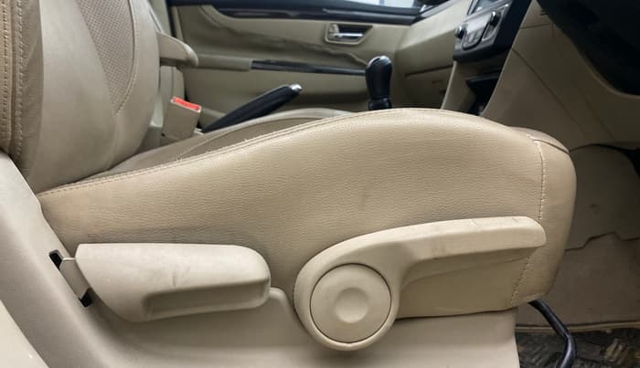2016 Maruti Ciaz ZXI+, Petrol, Manual, 1,25,636 km, Driver Side Adjustment Panel