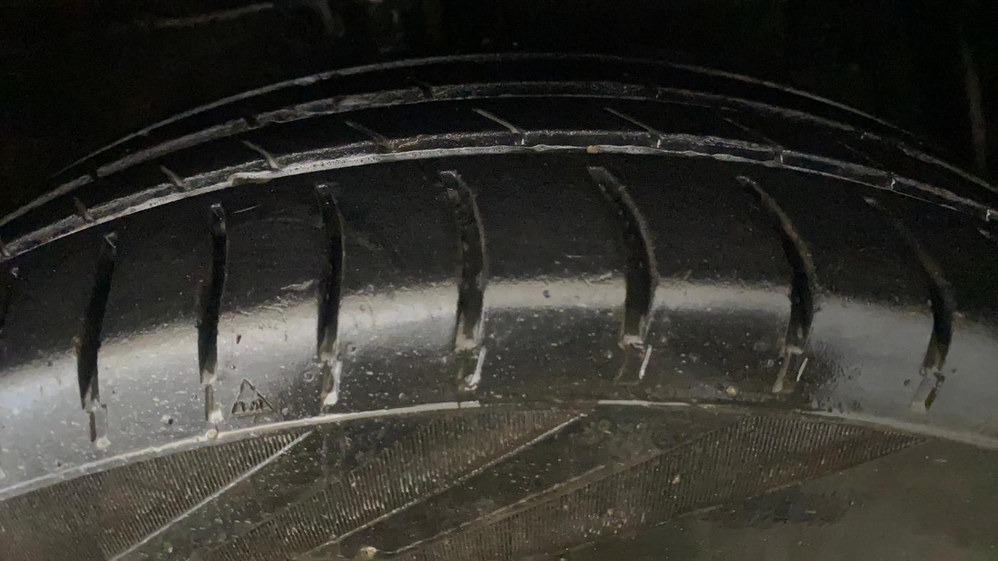 2014 Maruti Ertiga VXI CNG, CNG, Manual, 77,691 km, Right Front Tyre Tread
