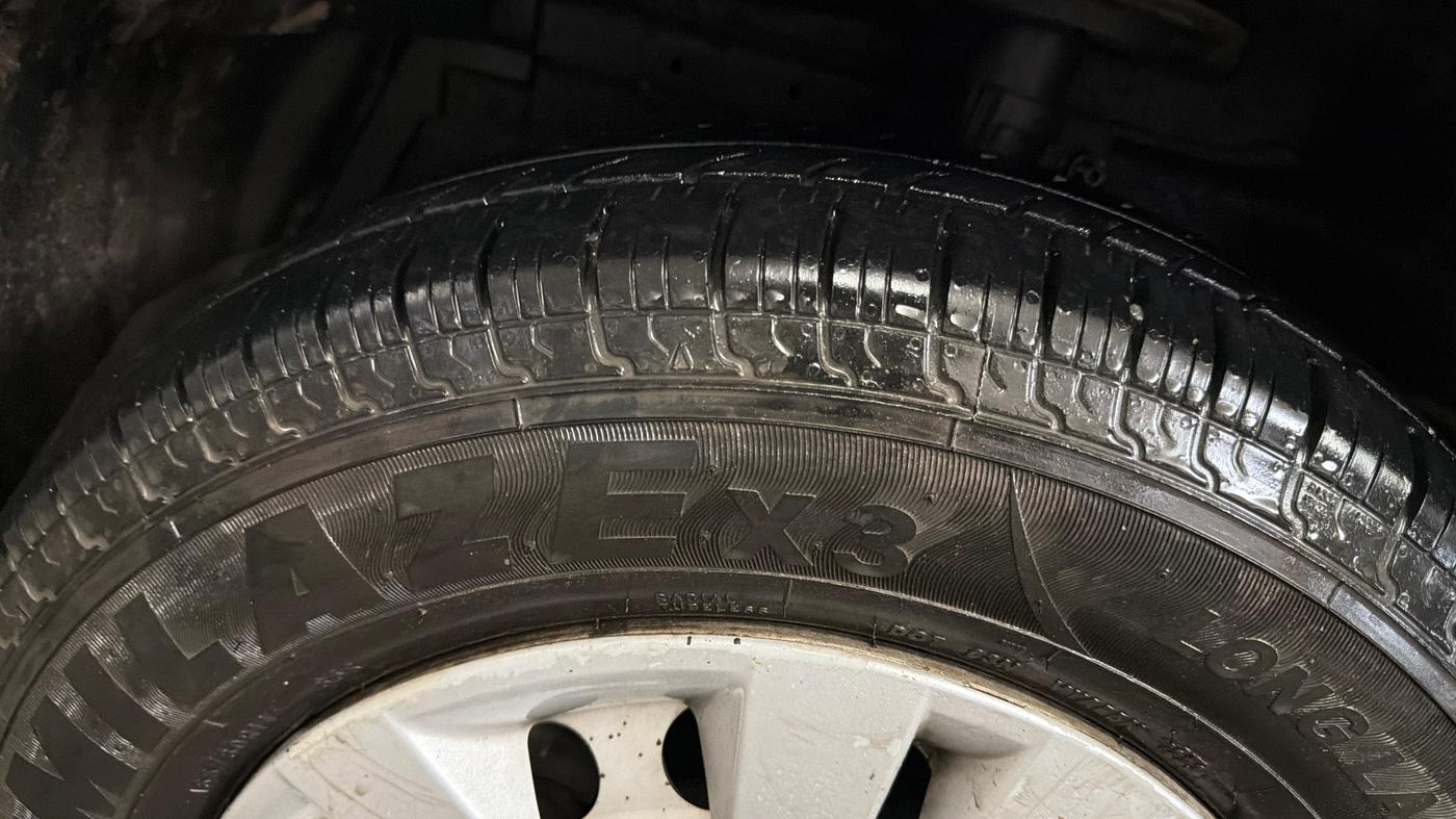 2017 Maruti Swift LXI, Petrol, Manual, 65,171 km, Left Front Tyre Tread