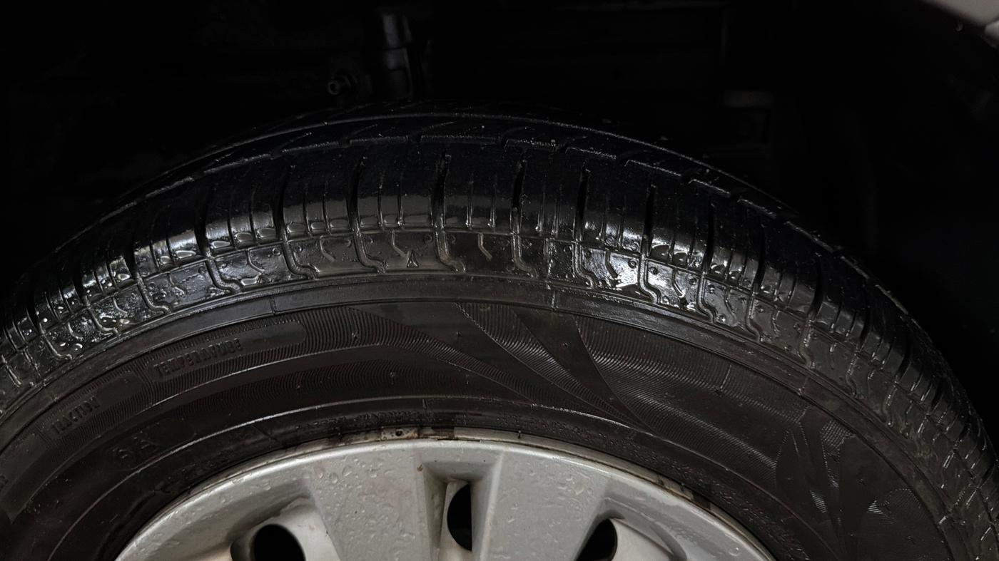 2017 Maruti Swift LXI, Petrol, Manual, 65,171 km, Right Front Tyre Tread