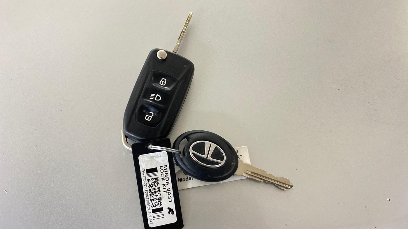 2016 Tata Tiago XZ PETROL, Petrol, Manual, 51,989 km, Key Close Up