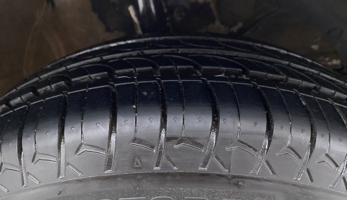 2018 Maruti Swift VXI, Petrol, Manual, 60,121 km, Right Front Tyre Tread
