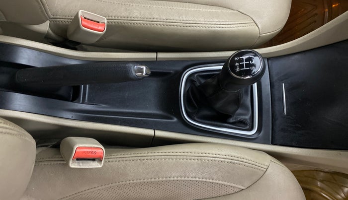 2016 Maruti Ciaz ZXI+, Petrol, Manual, 98,184 km, Gear Lever