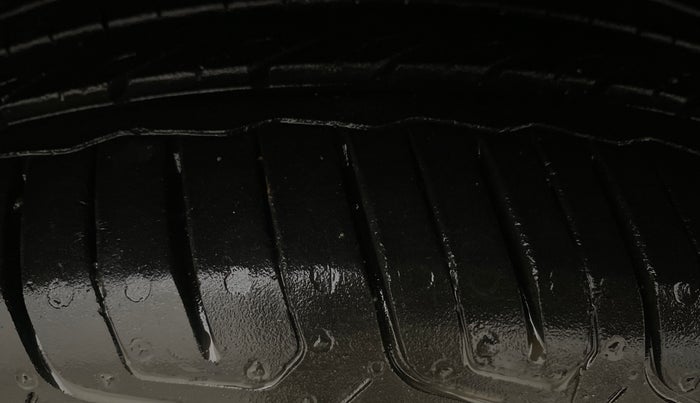 2016 Maruti Ciaz ZXI+, Petrol, Manual, 98,184 km, Right Front Tyre Tread