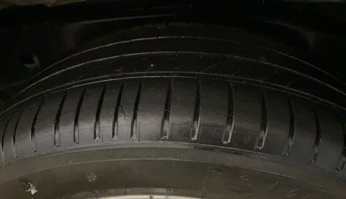 2019 Toyota Innova Crysta 2.7 ZX AT 7 STR, Petrol, Automatic, 89,791 km, Left Rear Tyre Tread