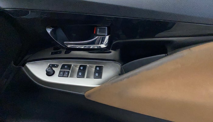 2019 Toyota Innova Crysta 2.7 ZX AT 7 STR, Petrol, Automatic, 89,791 km, Driver Side Door Panels Control