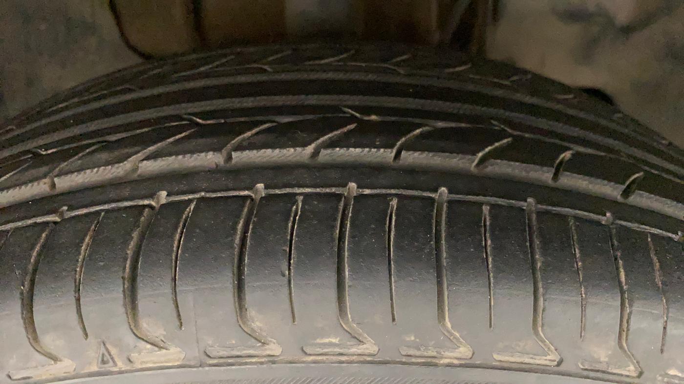 2016 Tata Tiago XZ PETROL, Petrol, Manual, 1,42,521 km, Right Front Tyre Tread