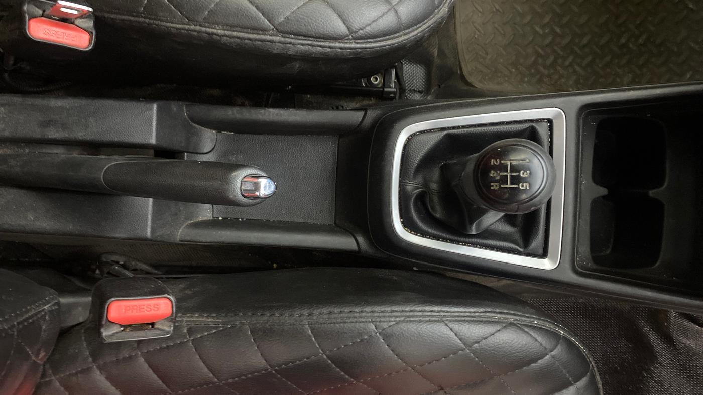 2019 Maruti Swift VXI, Petrol, Manual, 95,427 km, Gear Lever