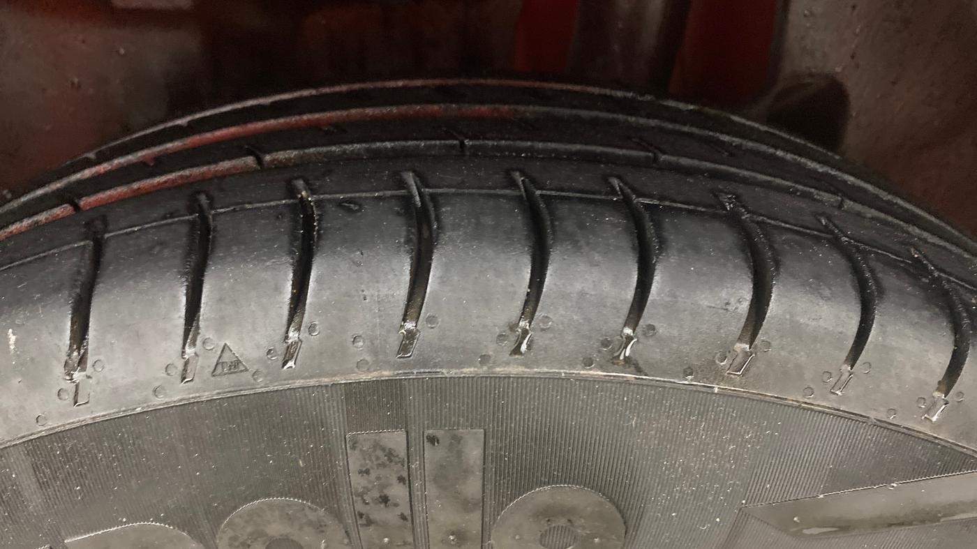 2019 Maruti Swift VXI, Petrol, Manual, 95,427 km, Left Rear Tyre Tread