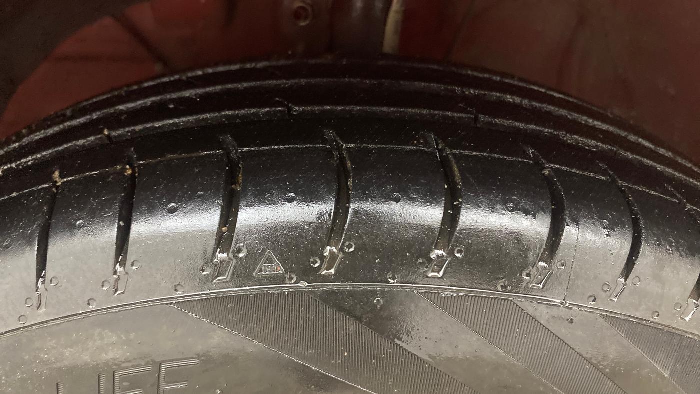 2019 Maruti Swift VXI, Petrol, Manual, 95,427 km, Left Front Tyre Tread