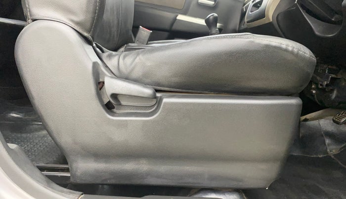 2016 Maruti Wagon R 1.0 LXI CNG, CNG, Manual, 50,779 km, Driver Side Adjustment Panel