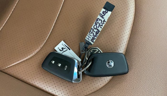 2024 MG HECTOR PLUS SAVVY PRO 1.5 TURBO CVT 6 STR, Petrol, Automatic, 43,507 km, Key Close Up