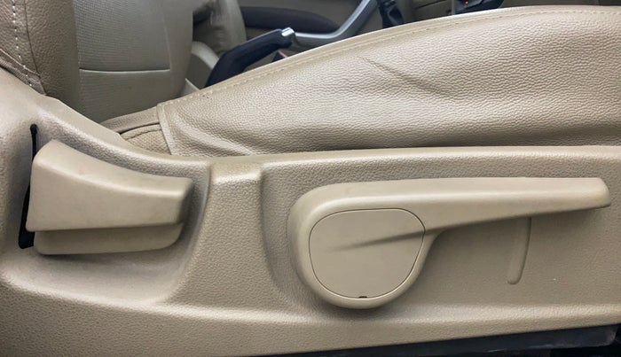 2016 Mahindra TUV300 T8, Diesel, Manual, 52,767 km, Driver Side Adjustment Panel