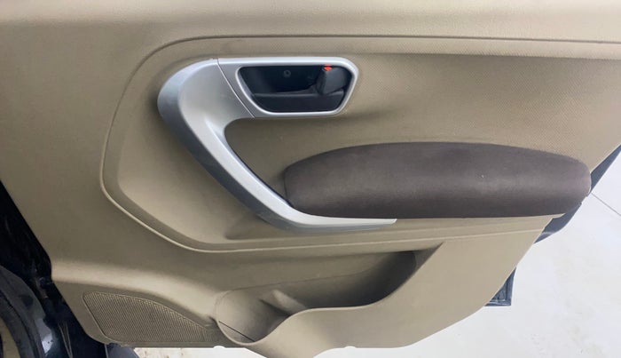 2016 Mahindra TUV300 T8, Diesel, Manual, 52,767 km, Driver Side Door Panels Control