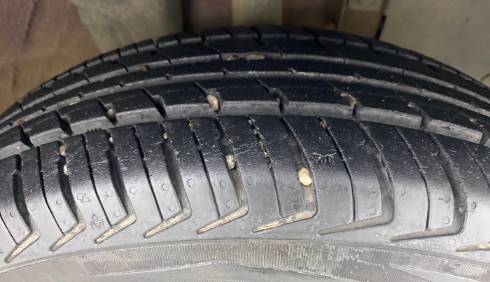 2016 Renault Kwid RXT Opt, Petrol, Manual, 17,924 km, Right Front Tyre Tread