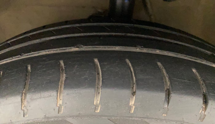 2011 Maruti Ritz VXI, Petrol, Manual, 75,210 km, Left Front Tyre Tread