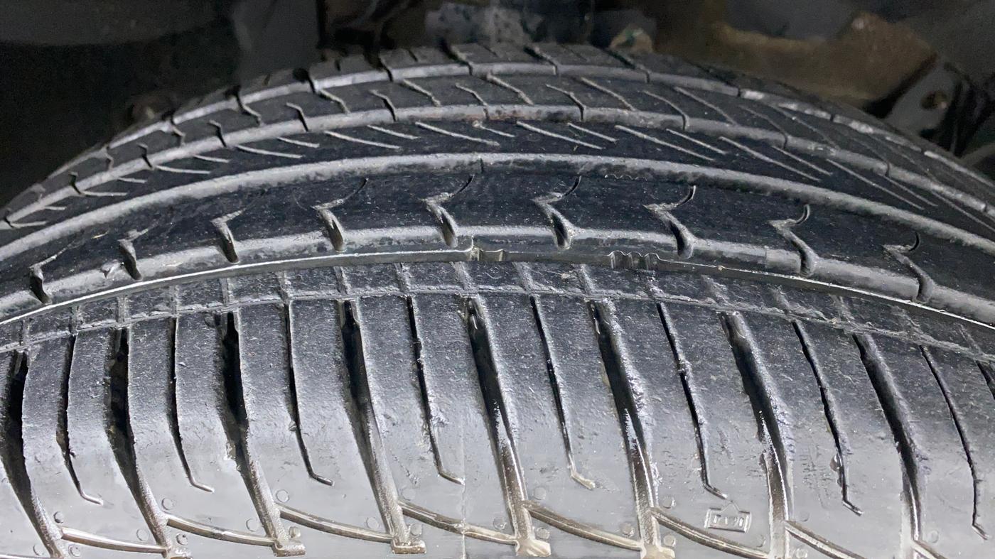 2017 Renault Duster RXL PETROL 104, Petrol, Manual, 14,073 km, Right Front Tyre Tread