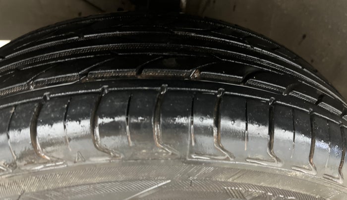 2024 Maruti Ertiga ZXI (O) CNG, CNG, Manual, 88,856 km, Left Front Tyre Tread