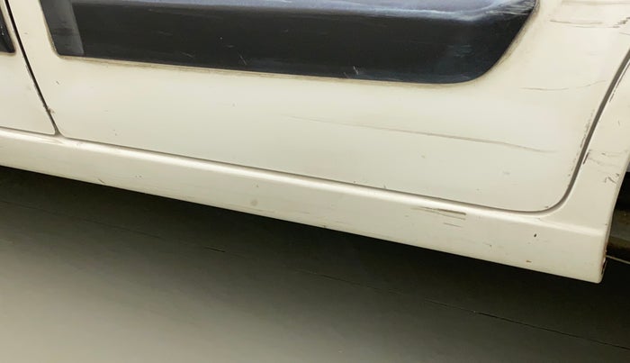 2010 Maruti Wagon R 1.0 VXI, Petrol, Manual, 64,781 km, Left running board - Minor scratches