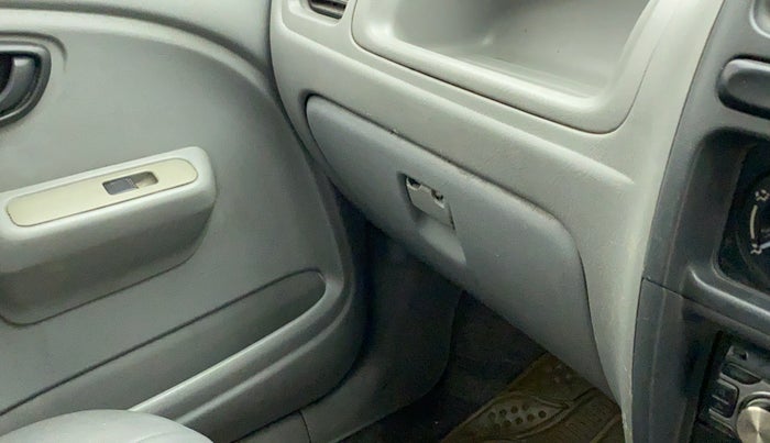 2010 Maruti Alto K10 VXI, Petrol, Manual, 97,701 km, Dashboard - Glove Box cover minor damage