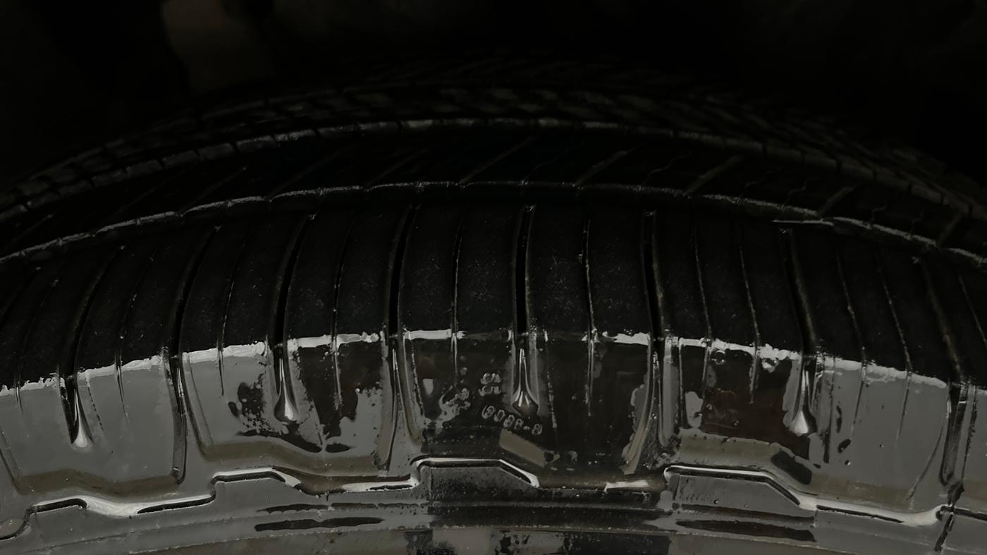 2025 Mahindra XUV700 AX 7 LUXURY P AT 7 STR, Petrol, Automatic, 2,511 km, Right Front Tyre Tread