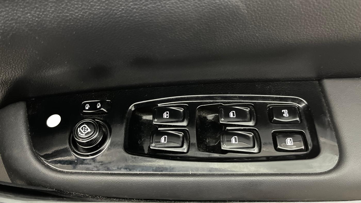 2025 Mahindra XUV700 AX 7 LUXURY P AT 7 STR, Petrol, Automatic, 2,511 km, Driver Side Door Panels Control