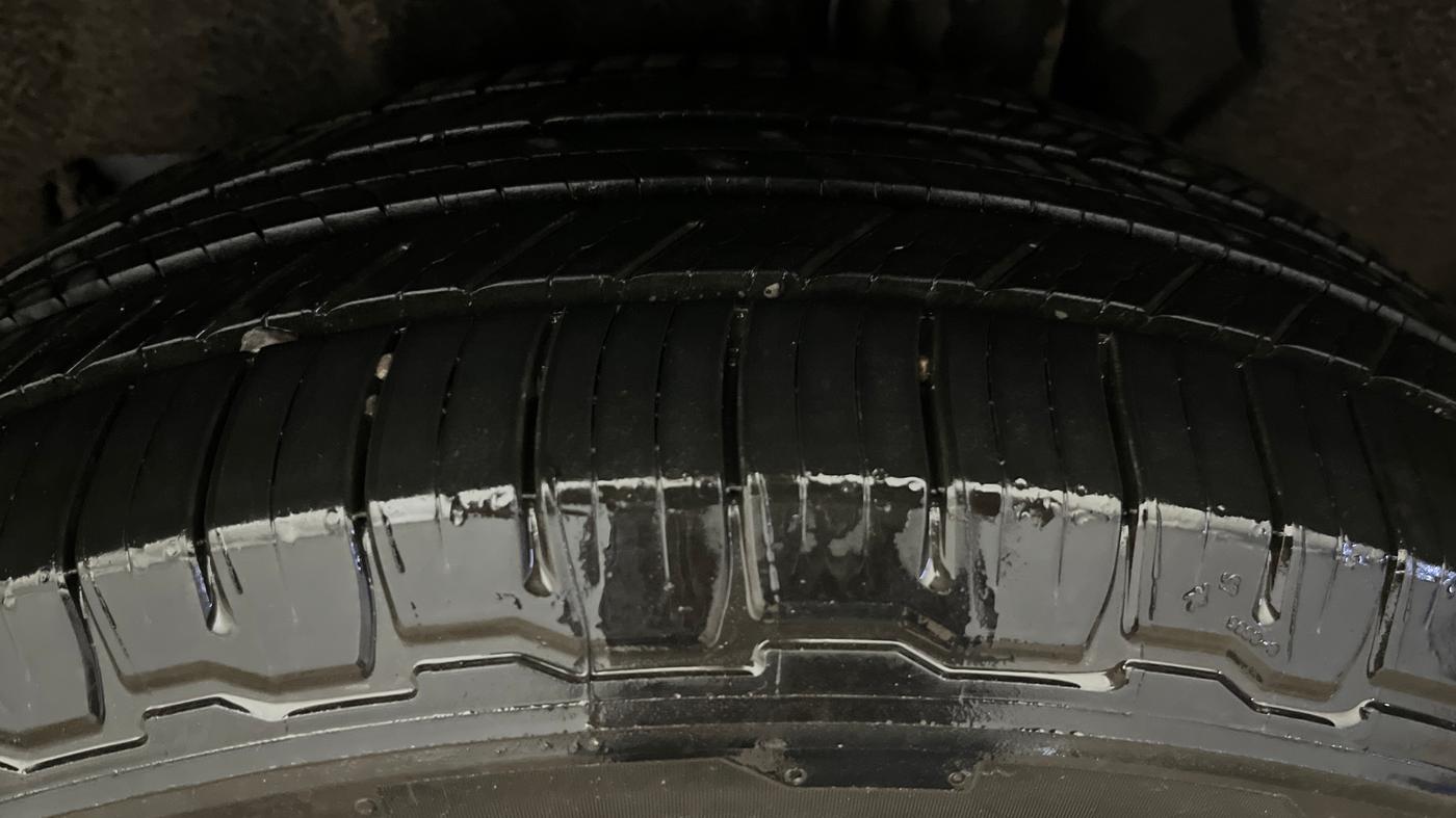 2025 Mahindra XUV700 AX 7 LUXURY P AT 7 STR, Petrol, Automatic, 2,511 km, Left Rear Tyre Tread
