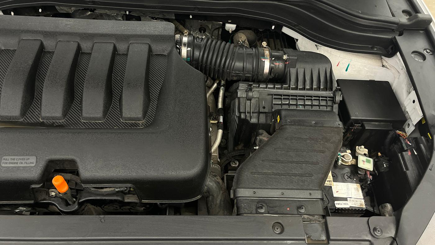 2025 Mahindra XUV700 AX 7 LUXURY P AT 7 STR, Petrol, Automatic, 2,511 km, Engine View - Left