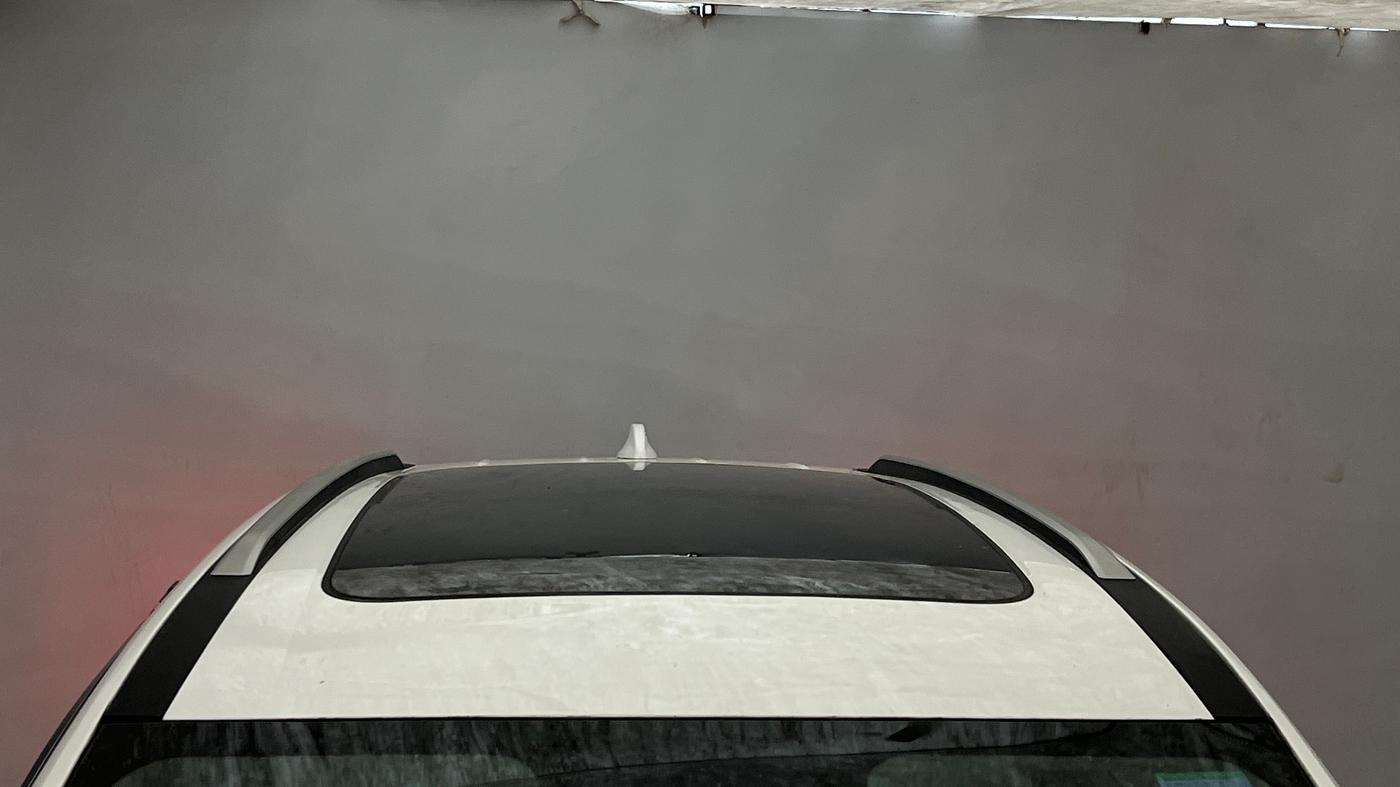 2025 Mahindra XUV700 AX 7 LUXURY P AT 7 STR, Petrol, Automatic, 2,511 km, Moonroof/ Sunroof