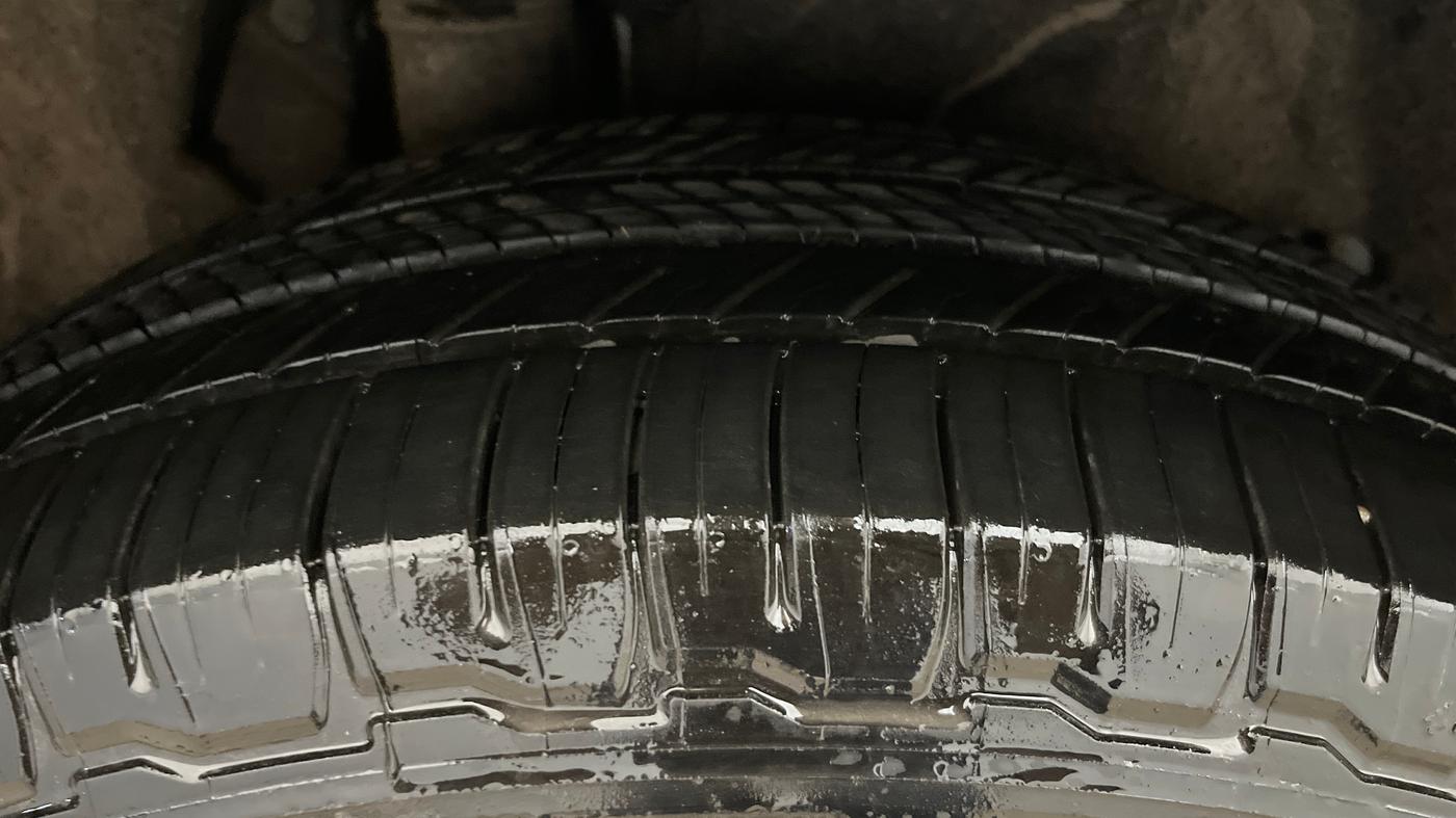 2025 Mahindra XUV700 AX 7 LUXURY P AT 7 STR, Petrol, Automatic, 2,511 km, Right Rear Tyre Tread