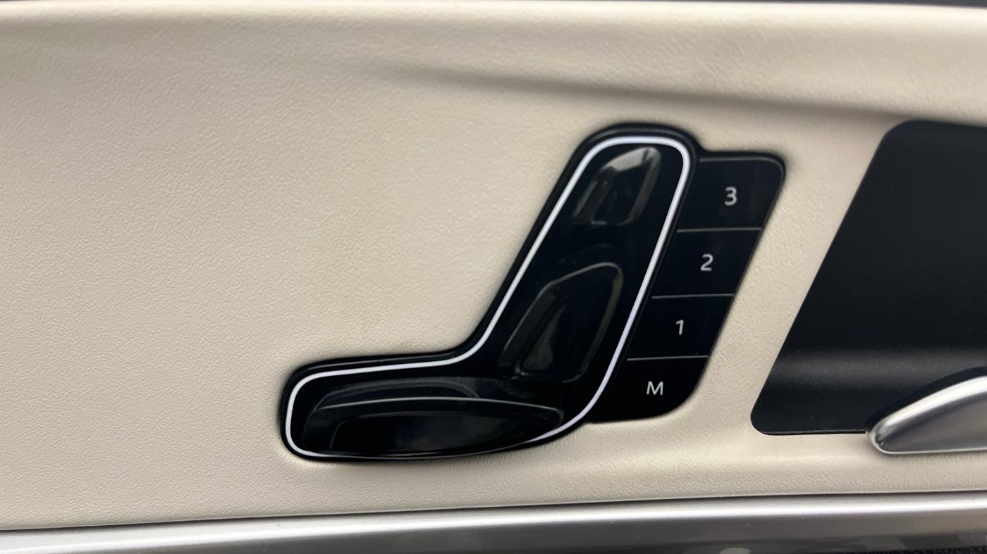 2025 Mahindra XUV700 AX 7 LUXURY P AT 7 STR, Petrol, Automatic, 2,511 km, Driver Side Adjustment Panel