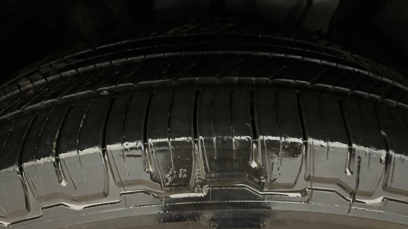 2025 Mahindra XUV700 AX 7 LUXURY P AT 7 STR, Petrol, Automatic, 2,511 km, Left Front Tyre Tread