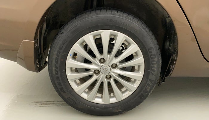 2015 Maruti Ciaz ZXI, Petrol, Manual, 74,925 km, Right Rear Wheel