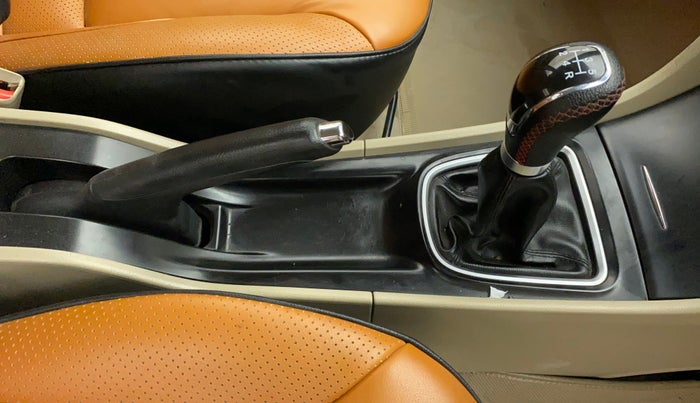 2015 Maruti Ciaz ZXI, Petrol, Manual, 74,925 km, Gear Lever