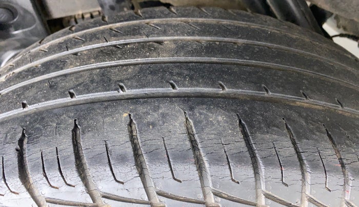 2014 Renault Duster RXL PETROL 104, Petrol, Manual, 47,720 km, Right Rear Tyre Tread