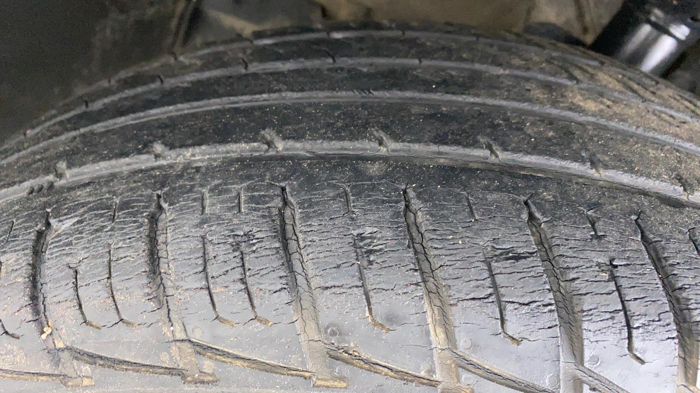 2014 Renault Duster RXL PETROL 104, Petrol, Manual, 47,720 km, Left Front Tyre Tread