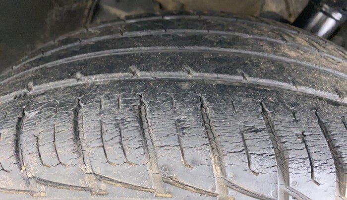 2014 Renault Duster RXL PETROL 104, Petrol, Manual, 47,720 km, Left Front Tyre Tread