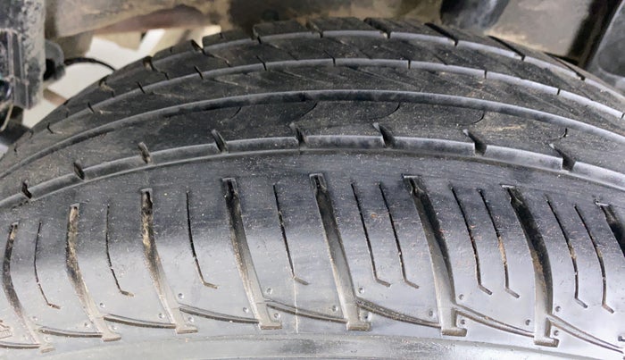 2014 Renault Duster RXL PETROL 104, Petrol, Manual, 47,720 km, Left Rear Tyre Tread
