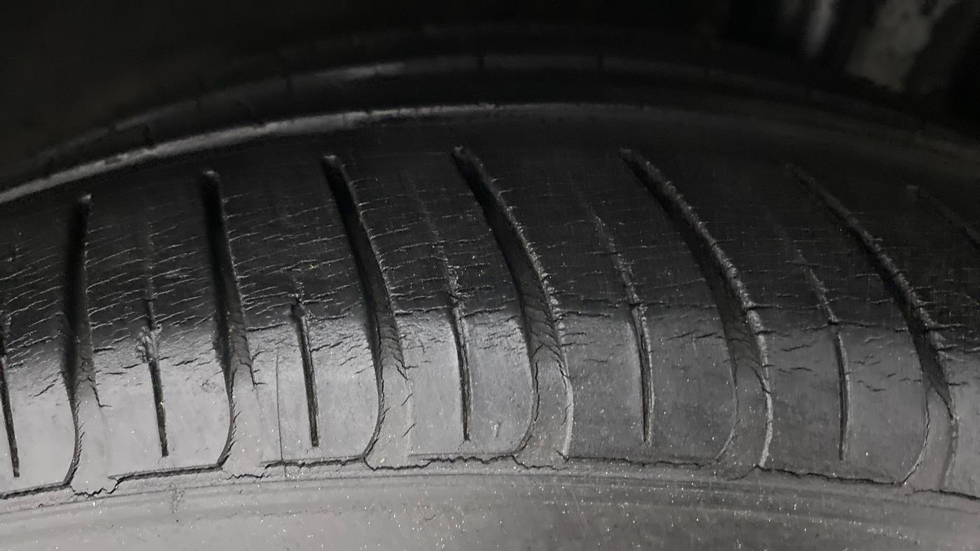 2017 Hyundai New Elantra 2.0 SX(O) AT PETROL, Petrol, Automatic, 24,519 km, Left Rear Tyre Tread