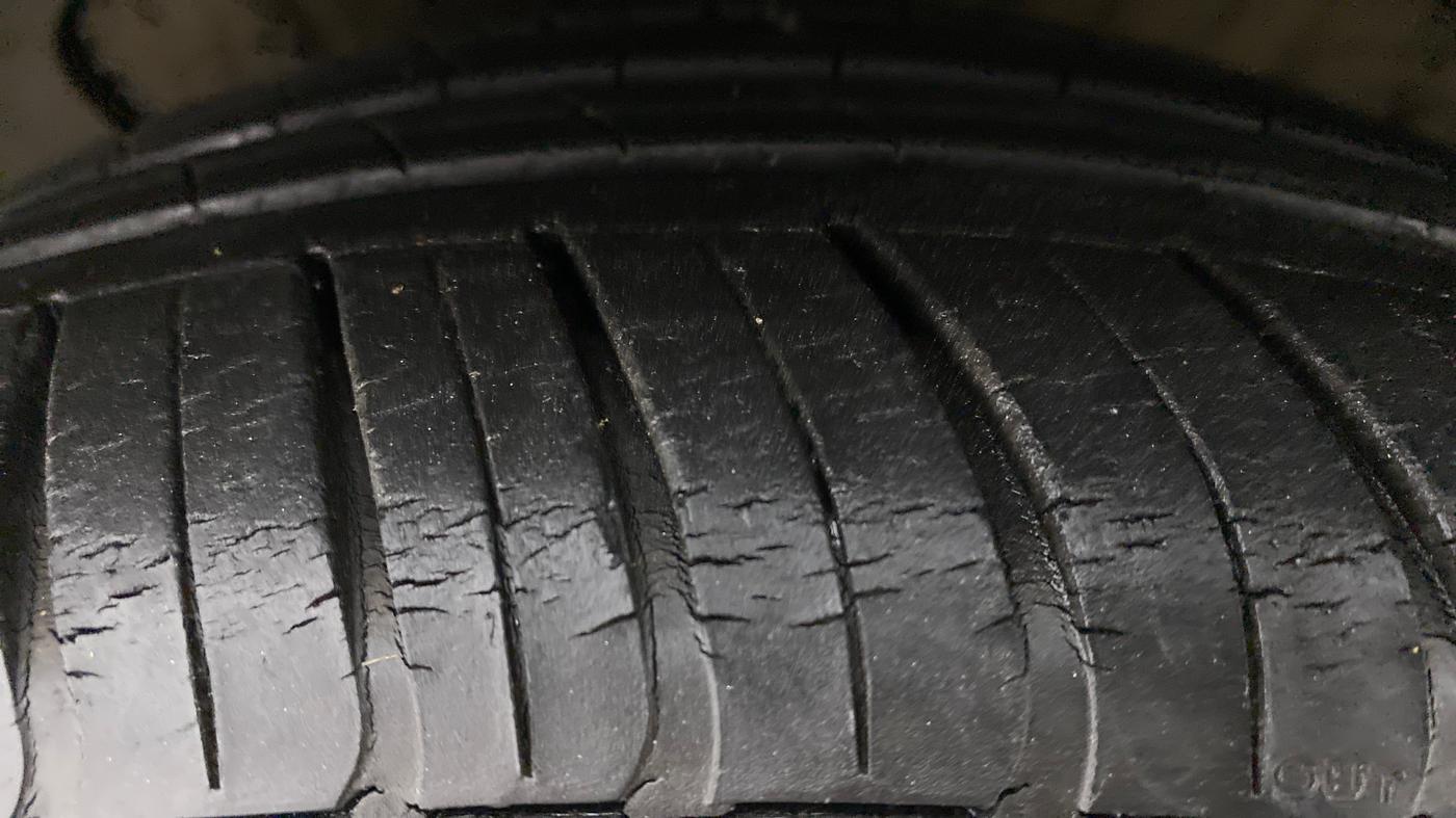 2017 Hyundai New Elantra 2.0 SX(O) AT PETROL, Petrol, Automatic, 24,519 km, Left Front Tyre Tread