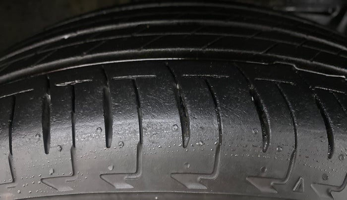 2012 Toyota Etios Liva G, Petrol, Manual, 47,223 km, Right Front Tyre Tread