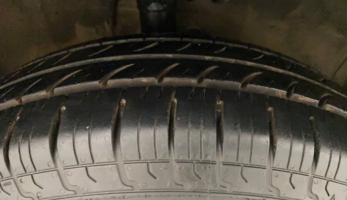 2011 Maruti Swift VXI, Petrol, Manual, 1,04,553 km, Right Front Tyre Tread