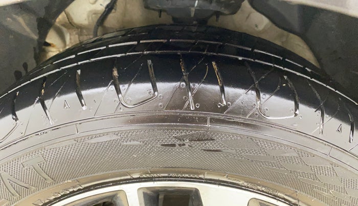 2021 Mahindra XUV300 W8 (O) 1.5 DIESEL, Diesel, Manual, 37,334 km, Left Front Tyre Tread