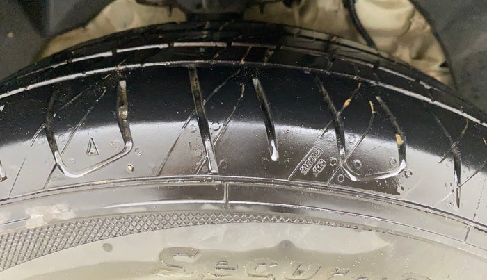 2021 Mahindra XUV300 W8 (O) 1.5 DIESEL, Diesel, Manual, 37,334 km, Right Front Tyre Tread