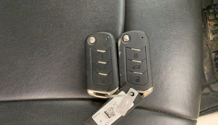 2021 Mahindra XUV300 W8 (O) 1.5 DIESEL, Diesel, Manual, 37,334 km, Key Close Up