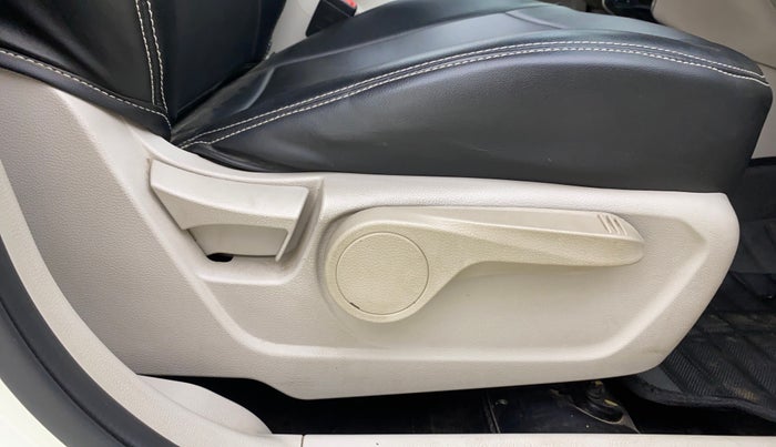 2021 Mahindra XUV300 W8 (O) 1.5 DIESEL, Diesel, Manual, 37,334 km, Driver Side Adjustment Panel